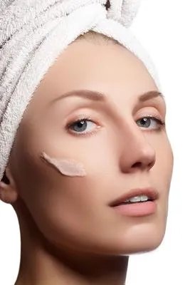 先涂隔离霜还是先涂防晒霜