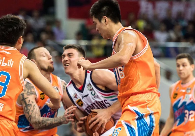 三外援合砍81分广州大胜上海比赛情况是怎样的?