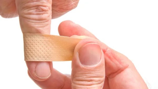 手指甲有白点怎么回事