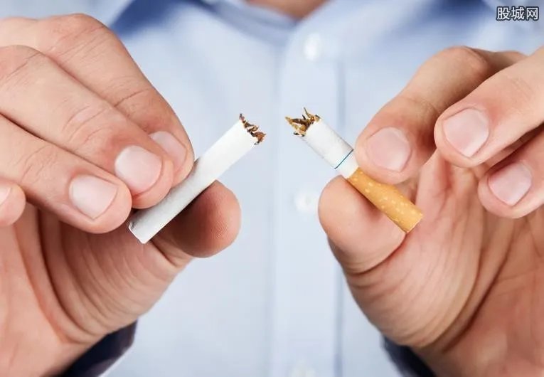 西成高铁首张罚单 女子在厕所抽烟被罚500元