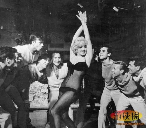 梦露派对旧照曝光 身穿经典露背礼服魅力十足