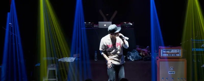 窗外明月光映照我脸庞是什么歌名 窗外明月光映照我脸庞这首歌叫什么名字