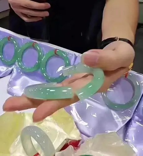 游客摔断的标价30万玉镯实际价值多少？