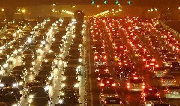 堵车怎么发朋友圈搞笑?堵车的幽默说说