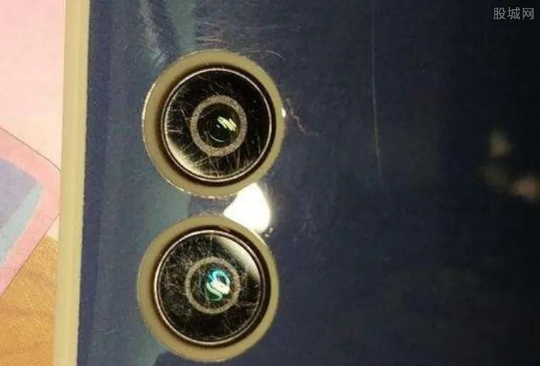 锤子回应镜头刮花 官方表示提供可免费更换