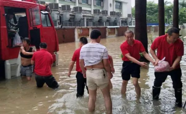 洪灾过后的河南卫辉满目疮痍，当地采取怎样的救援措施？