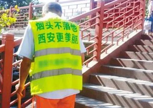 环卫马甲上印广告网友觉得不合适吗？