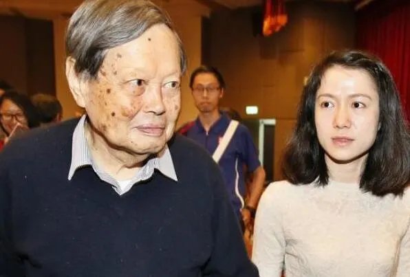 翁帆的第一任丈夫照片:普通小职员(离婚后来段爷孙恋)