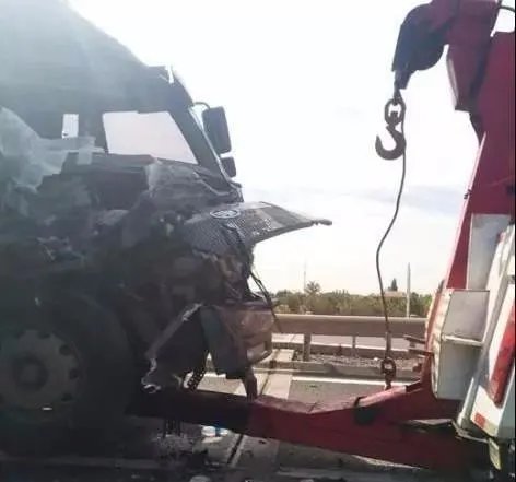 京承高速的货车为什么会相撞?