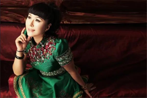 草原十大歌手：乌兰托娅上榜，她是凤凰传奇主唱