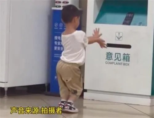 小男孩医院角落一口气跳舞2小时 医院最大的显眼包