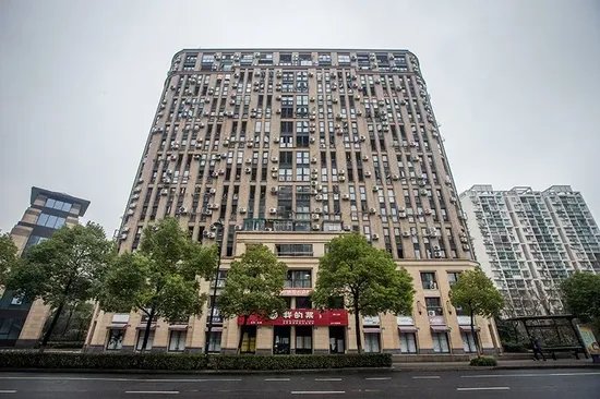 外墙挂200台空调是怎么回事?