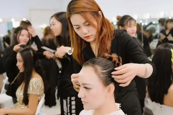 全国十大化妆学校排行榜,第一来自法国,黑光教育排第五