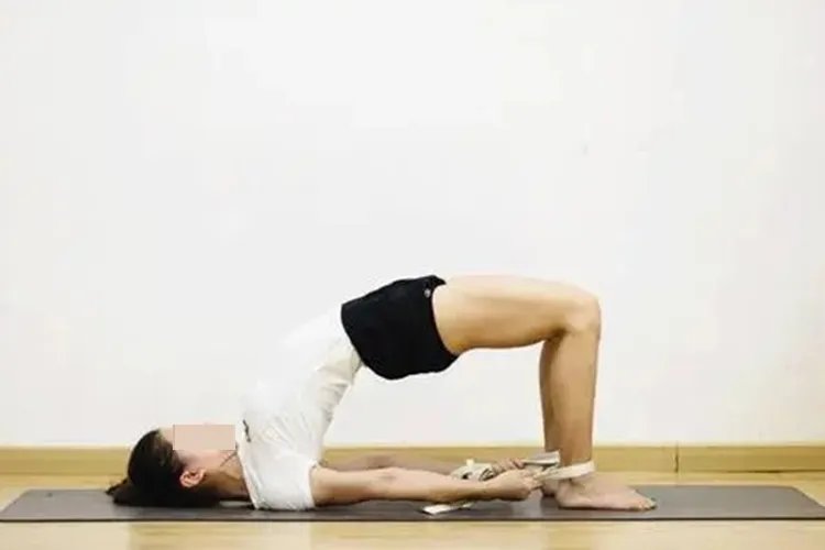 4个简易动作缓解腰痛图解