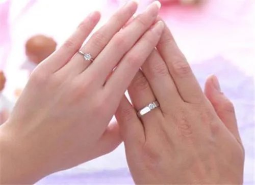 恋爱中戒指戴哪个手指 男女结婚戒指的正确戴法