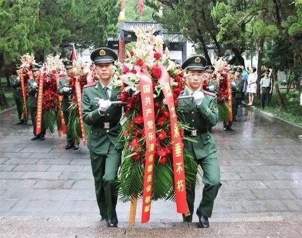 烈士纪念碑献花篮活动在哪里举行？