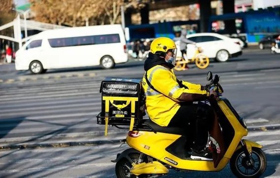 外卖小哥爬泰山送外卖跑腿费500元 你会接这么考验人的外卖吗