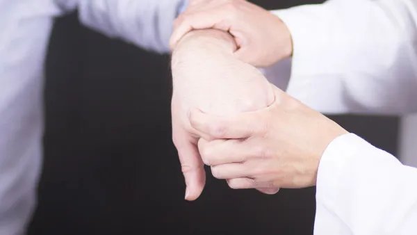 手指甲有白点怎么回事