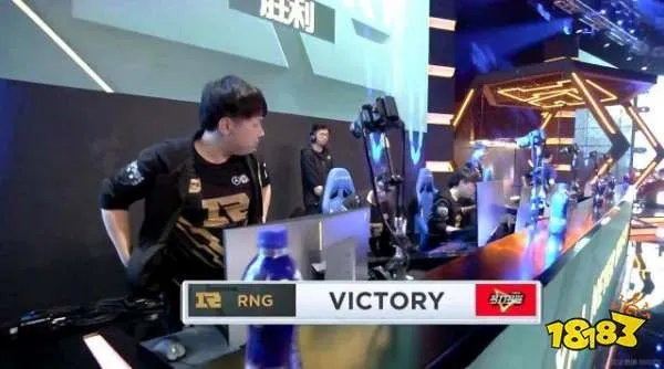 RNG2-0完胜WE 打野悲伤被卡萨压制了等级