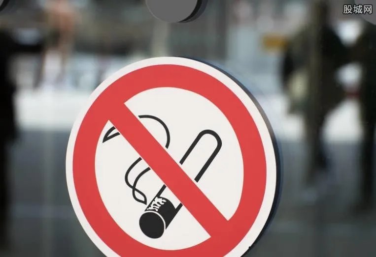 西成高铁首张罚单 女子在厕所抽烟被罚500元