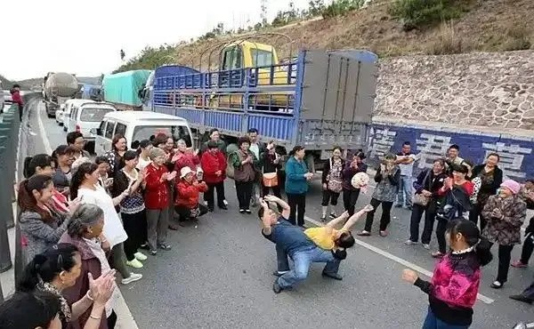 堵车怎么发朋友圈搞笑?堵车的幽默说说