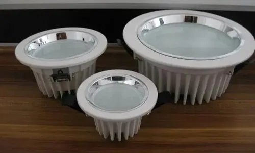 筒灯尺寸间隔多少厘米