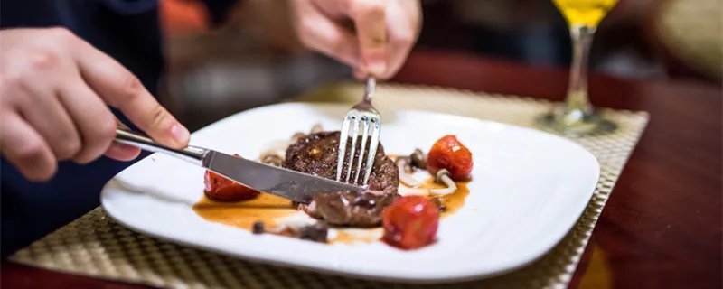 西餐刀叉怎么拿 西餐刀叉怎么拿法