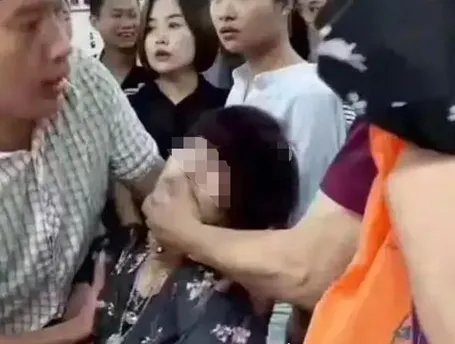 游客摔断的标价30万玉镯实际价值多少？