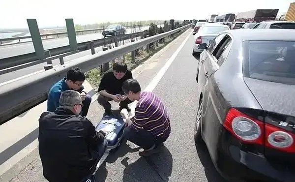 堵车怎么发朋友圈搞笑?堵车的幽默说说