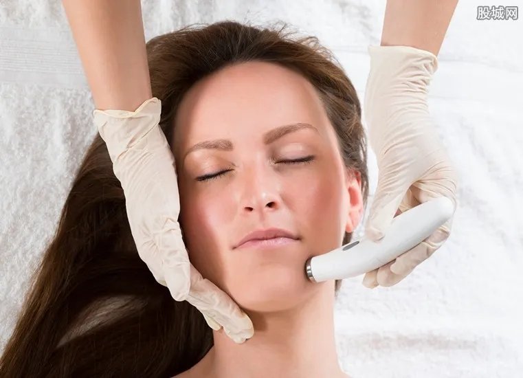 女子遭推销险毁容 美容推销员强要路人进店消费