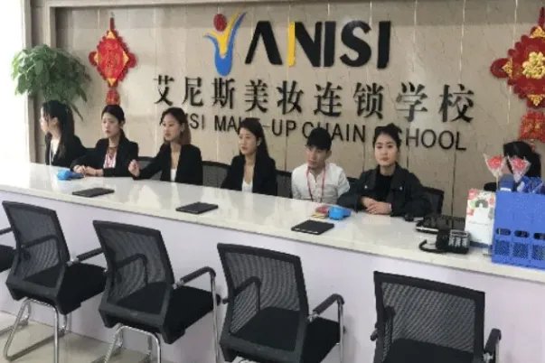 全国十大化妆学校排行榜,第一来自法国,黑光教育排第五