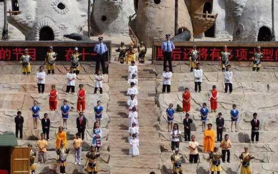 63个袖珍人在景区表演谋生,这是现实版小人因吗?