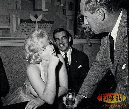 梦露派对旧照曝光 身穿经典露背礼服魅力十足