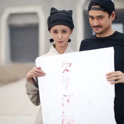 网曝袁弘张歆艺同居被拍 网友直呼：既然没拉窗帘啊！