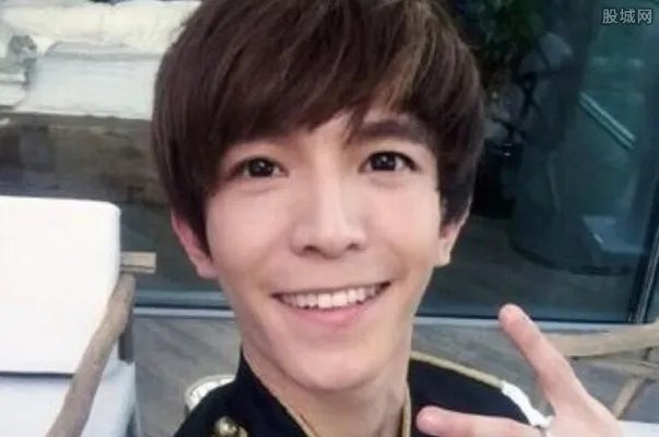 郭敬明真实身高155cm 一张图令无数人震惊