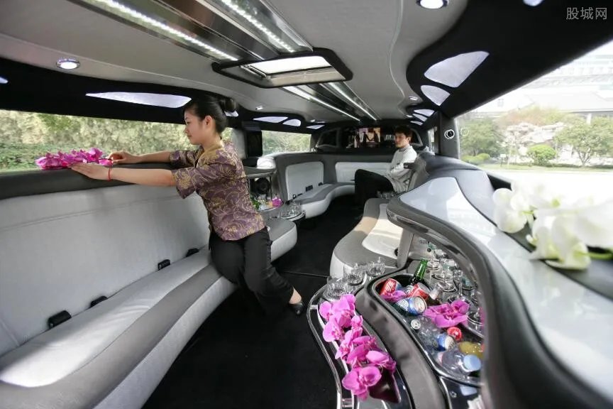 悍马加长版多少钱 不愧是施瓦辛格喜欢的车