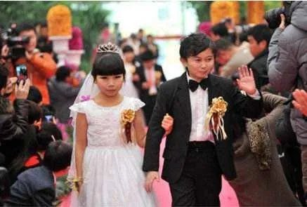 63个袖珍人在景区表演谋生,这是现实版小人因吗?