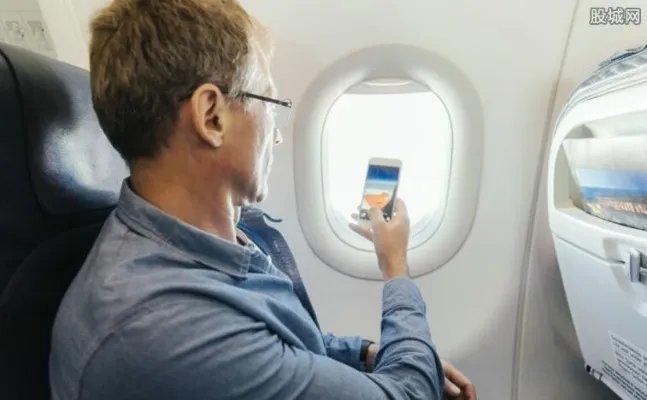 印度客机窗框脱落 惊魂一刻导致三人受伤