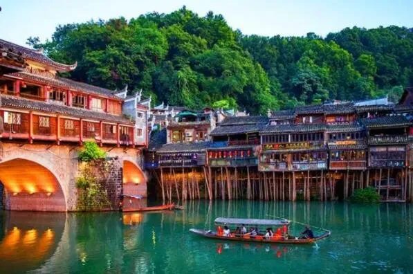 中国面积最大的十大省份，世界屋脊排第二，第一是100多个北京