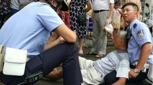 交警跪地救助的老人情况怎么样？