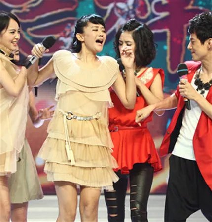 新还珠格格剧组上快乐大本营 “小燕子”拍胸担保不雷