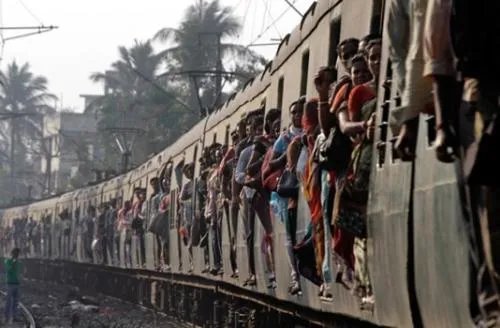 印度搭火车像打仗，有什么办法能改善现状？