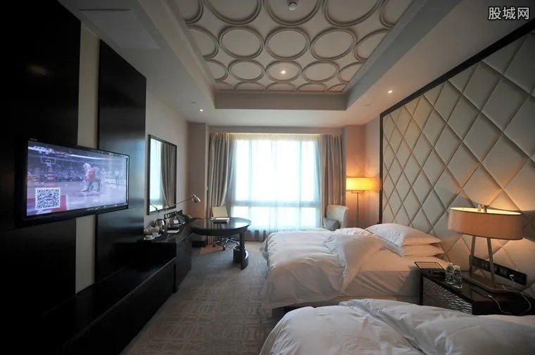 男子带新婚妻子住酒店一年15万成老赖 称妻子上瘾