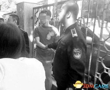 女子嘲笑老外穿得少被踹 老外反用流利中文谩骂