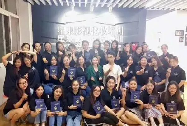 全国十大化妆学校排行榜,第一来自法国,黑光教育排第五