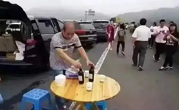 堵车怎么发朋友圈搞笑?堵车的幽默说说