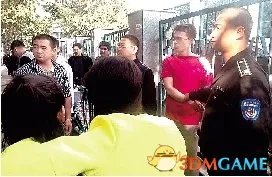 女子嘲笑老外穿得少被踹 老外反用流利中文谩骂