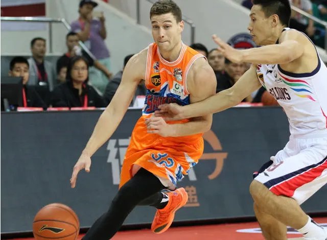 三外援合砍81分广州大胜上海比赛情况是怎样的？