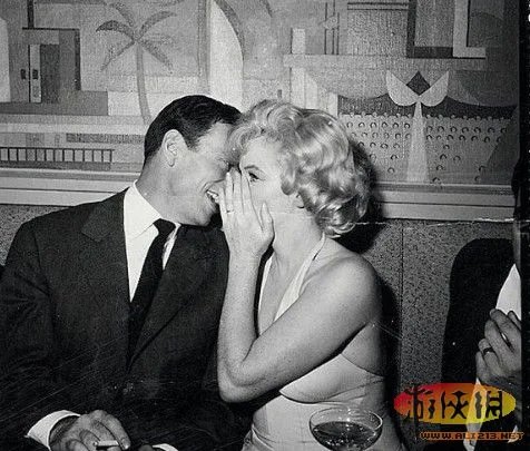 梦露派对旧照曝光 身穿经典露背礼服魅力十足