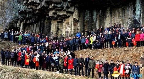 震撼同框!500人的全家福 这家人相互间都认识吗?